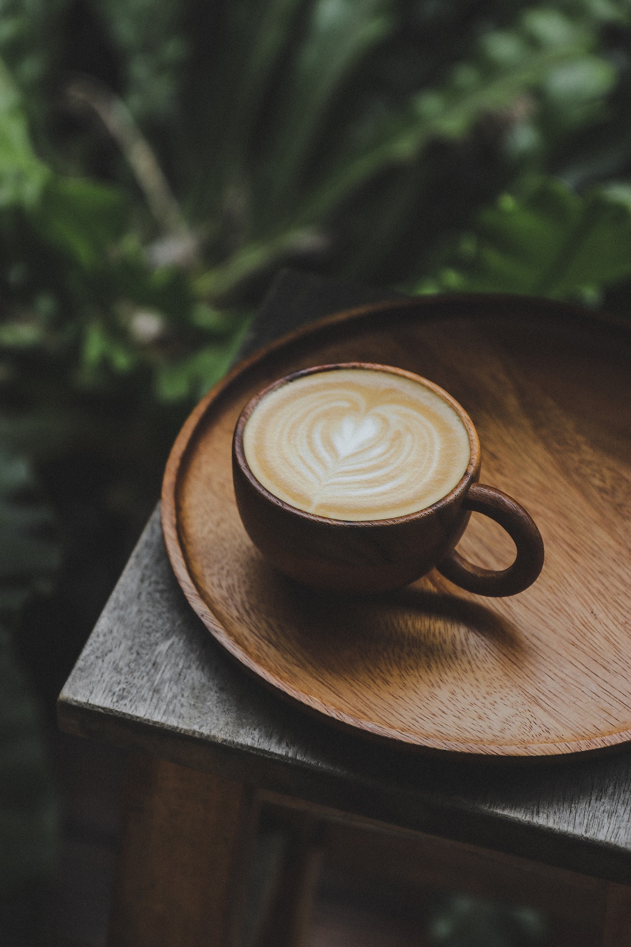 Bijzettafel met een kop koffie en room op een schaaltje.