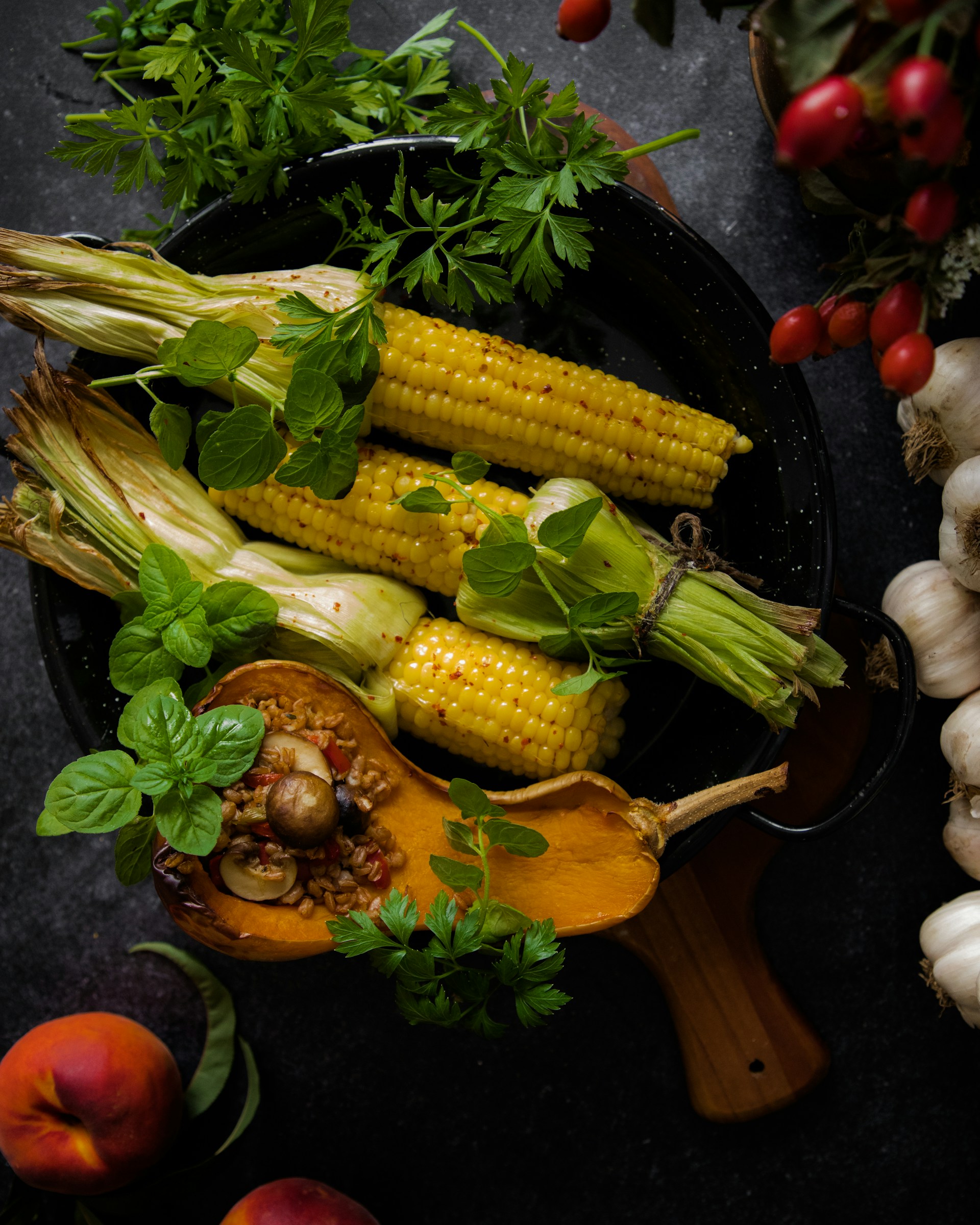 Pan met gegrilde maïs en pompoen, afgewerkt met champignons, peulvruchten en kruiden.