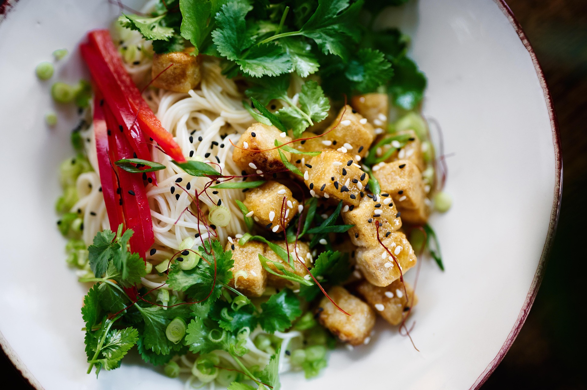 Gerecht op basis van noedels tofu met kervel.